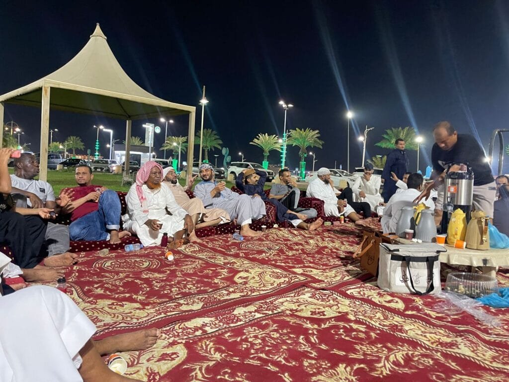 معلمو مدرسة الامام علي بن أبي طالب الابتدائية بالعالية يقيمون أمسية في حديقة صبيا