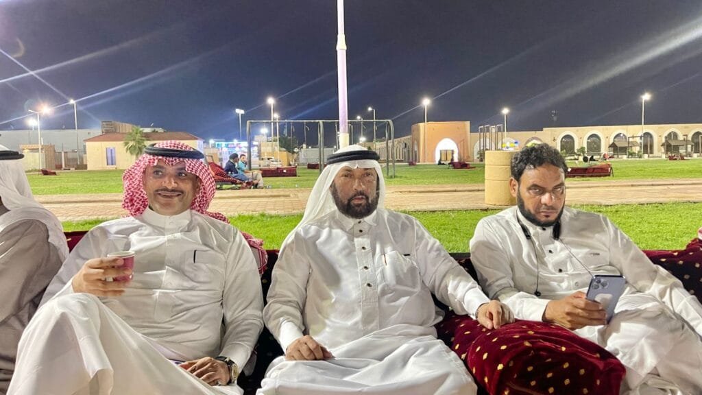 معلمو مدرسة الامام علي بن أبي طالب الابتدائية بالعالية يقيمون أمسية في حديقة صبيا